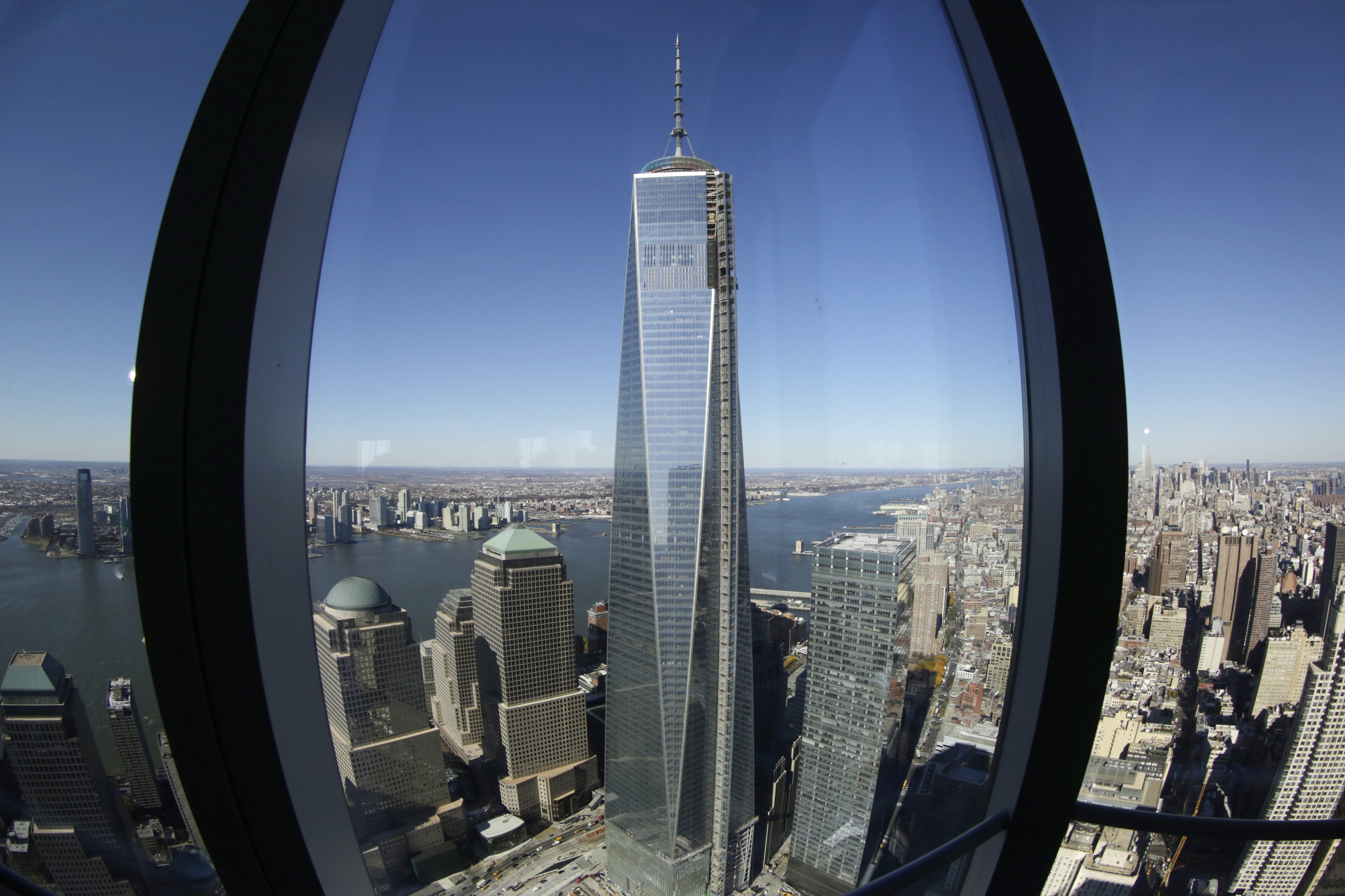 I november invigdes skyskrapan One World Trade Center. Den är 541 meter hög med 104 våningar vilket gör den till den högsta byggnaden på västra halvklotet. I november invigdes skyskrapan One World Trade Center. Den är 541 meter hög med 104 våningar vilket gör den till den högsta byggnaden på västra halvklotet.