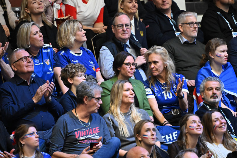 Sveriges utrikesminister Maria Malmer Stenergard (i grönt) bredvid Islands utrikesminister Thorgerdur Katrin Gunnarsdottir under Islands EM-premiär mot Italien i Kristianstad. Uppe till vänster (i landslagströja) syns Islands president Halla Tómasdóttir.