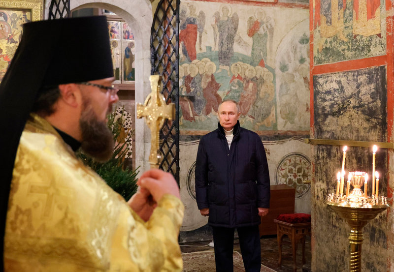 Rysslands president Vladimir Putin besökte Marie bebådelsekatedralen i Kreml på lördagen, den rysk-ortodoxa juldagen.