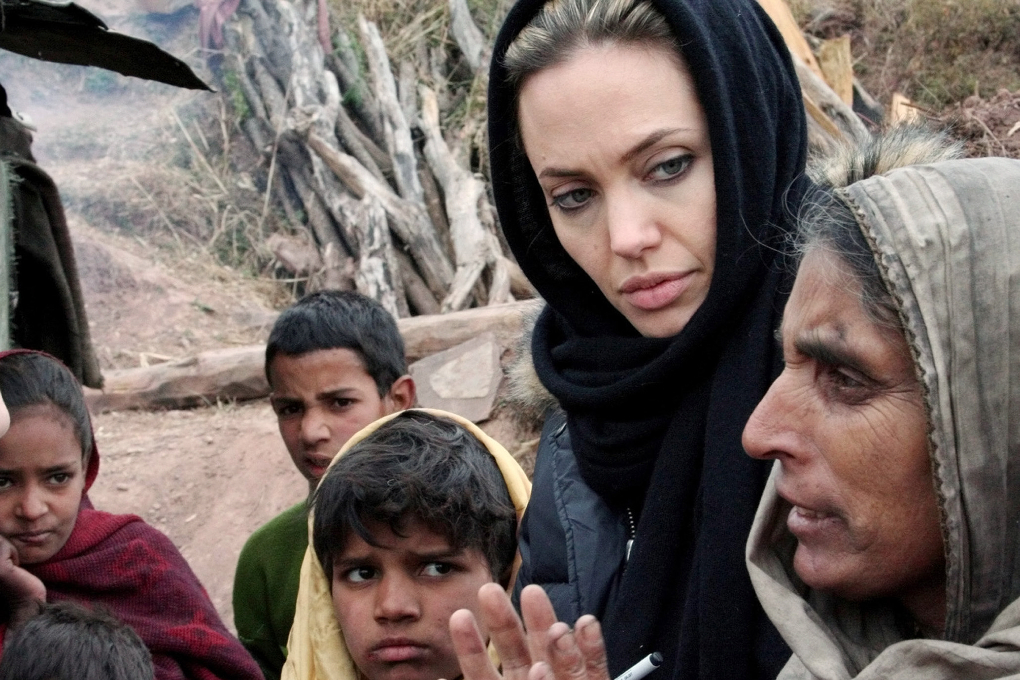 2005. Kashmir. Pakistan. Stjärnan arbetar som ambassadör för UNHCR, och besöker jorbävningsoffren. 2005. Kashmir. Pakistan. Stjärnan arbetar som ambassadör för UNHCR, och besöker jorbävningsoffren.