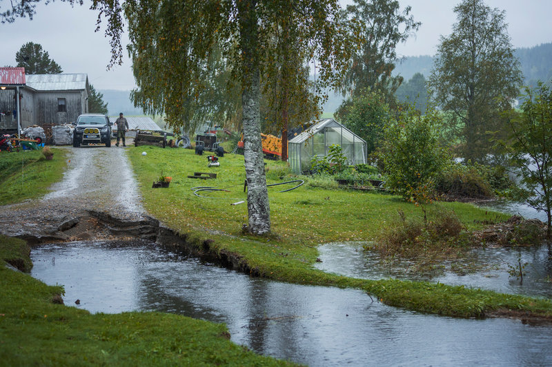 En väg upp till några hus har brustit på grund av de stora vattenmängderna i Kubbe.