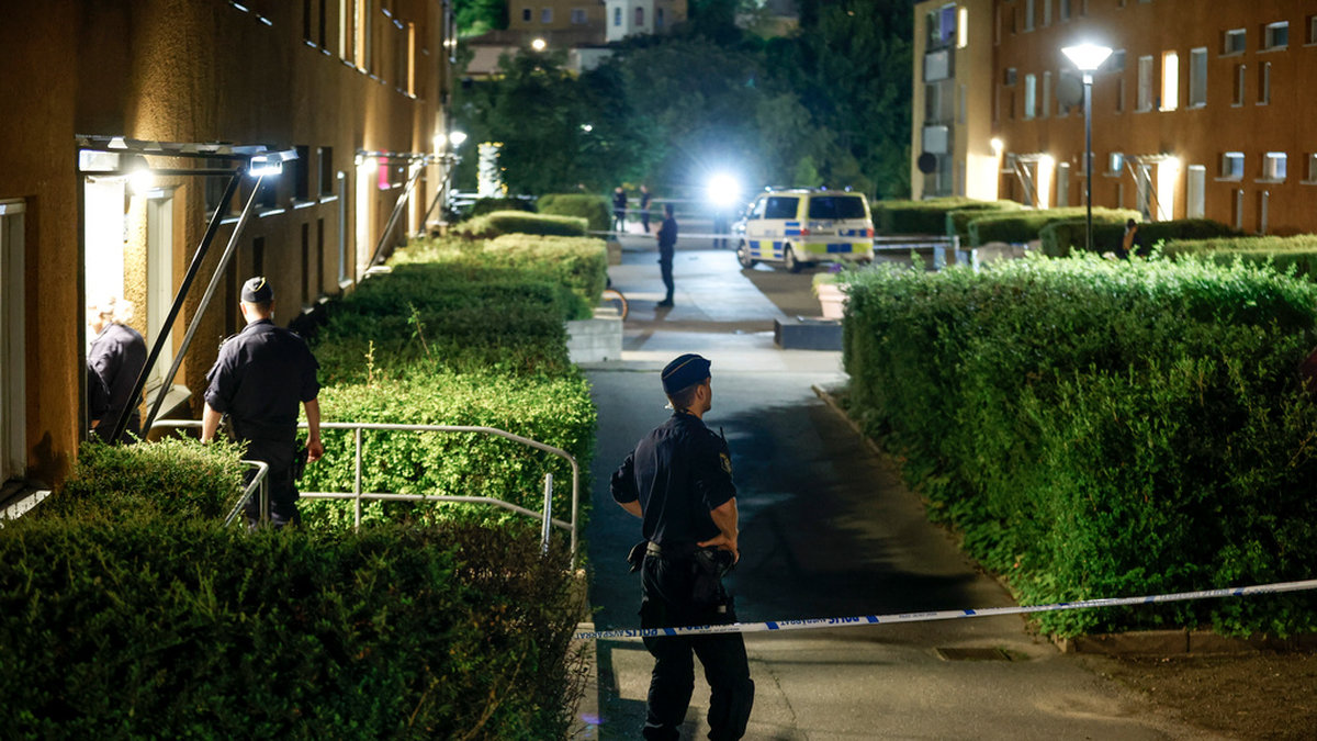 En person har skjutits i Vårberg i södra Stockholm. Fyra personer är anhållna misstänka för medhjälp till mord.