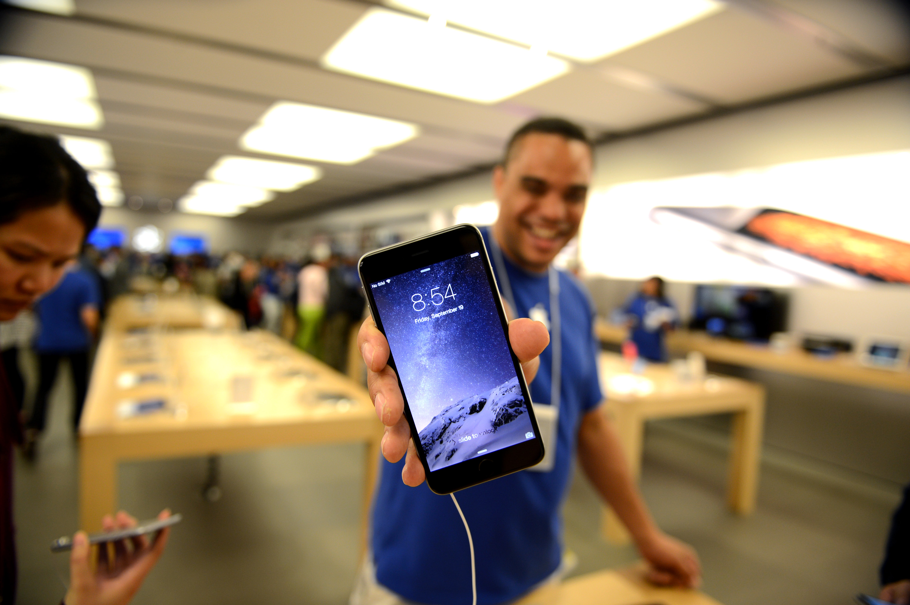 Samma dag, det vill säga den 14 september, började också Iphone 6 att säljas. Vissa firade mer än andra. Samma dag, det vill säga den 14 september, började också Iphone 6 att säljas. Vissa firade mer än andra.