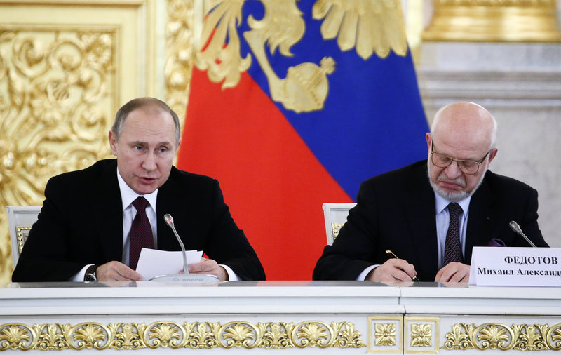 Vladimir Putin och dåvarande ordförande i presidentrådet Michail Fedotov. Bild från 2016.