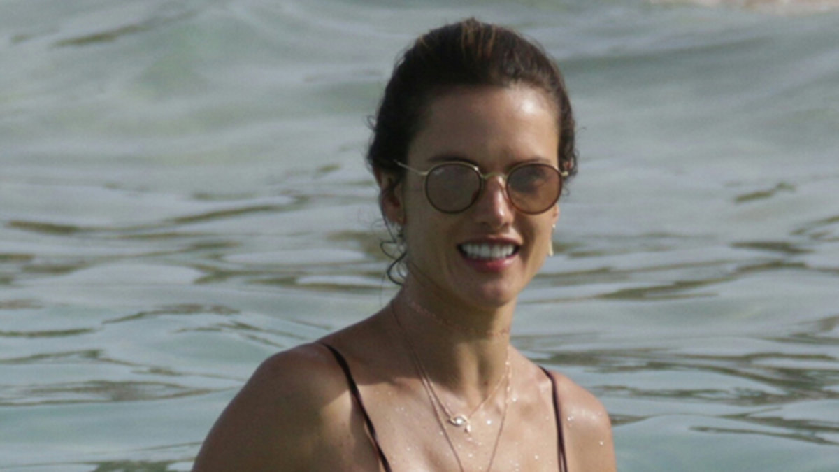 Supermodellen Alessandra Ambrosio är på semester i Ibiza. 