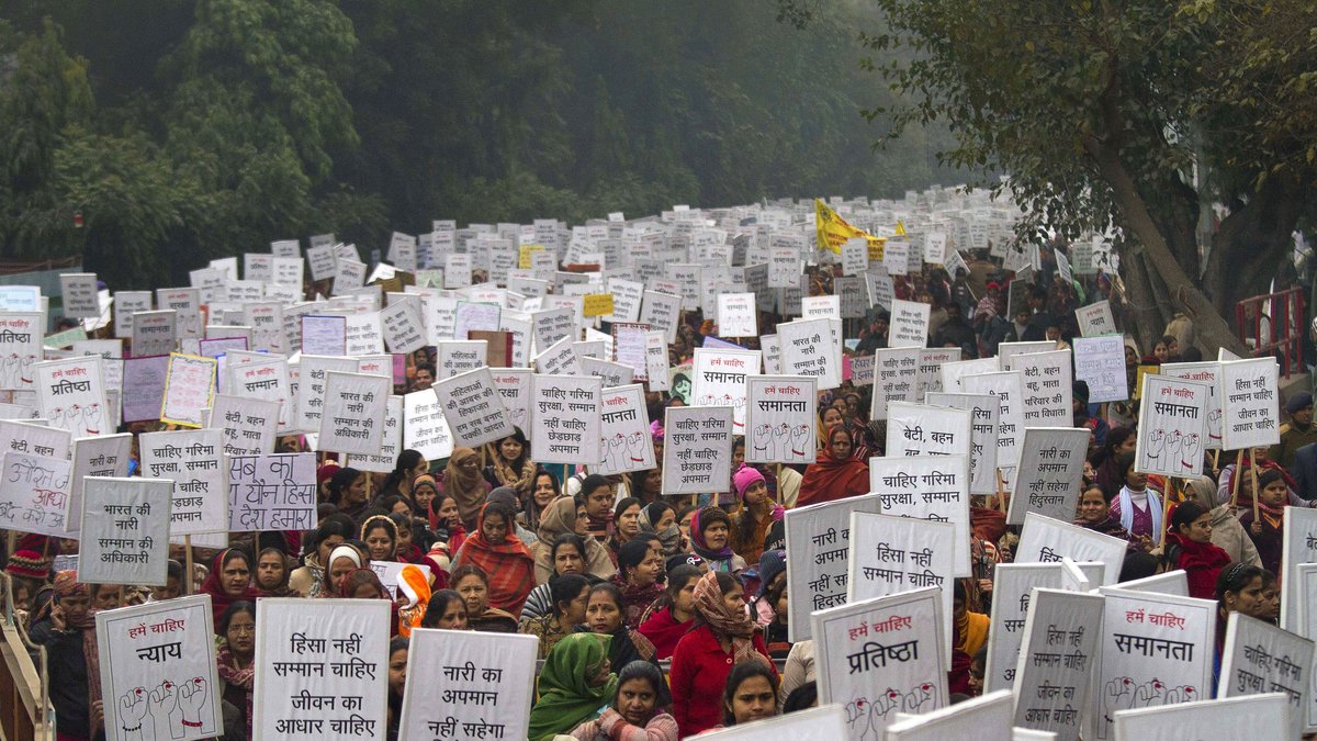 Massiva demonstrationer mot våld mot kvinnor.