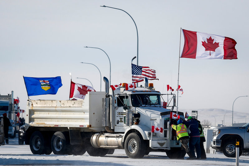 Försök att flytta en av lastbilarna som blockerar vägen vid Coutts i Alberta.