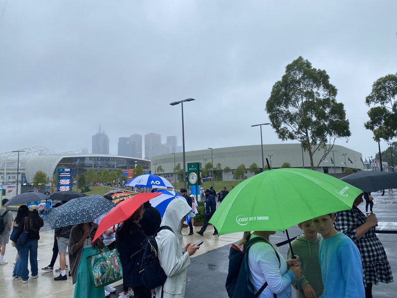 Melbourne har gått från extremhetta och strålande sol till grådassigt regnväder.