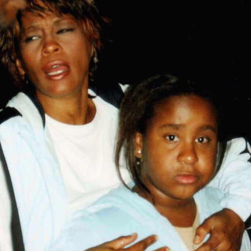 Bobbi Kristinas mamma Whitney Houston dog den 11 februari år 2012 till följd av en kokainöverdos. Whitney med den då 11-åriga Bobbi Kristina år 2004. 