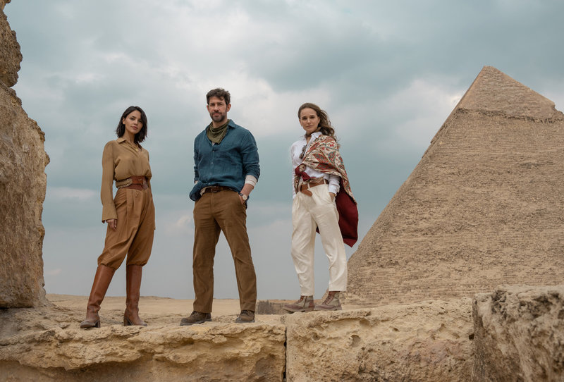 Eiza González, John Krasinski och Natalie Portman i 'Fountain of youth'. Pressbild