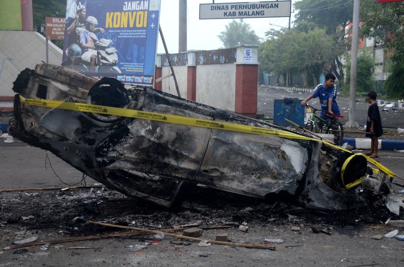 Fordon sattes i brand utanför Kanjuruhan-stadion i Malang.