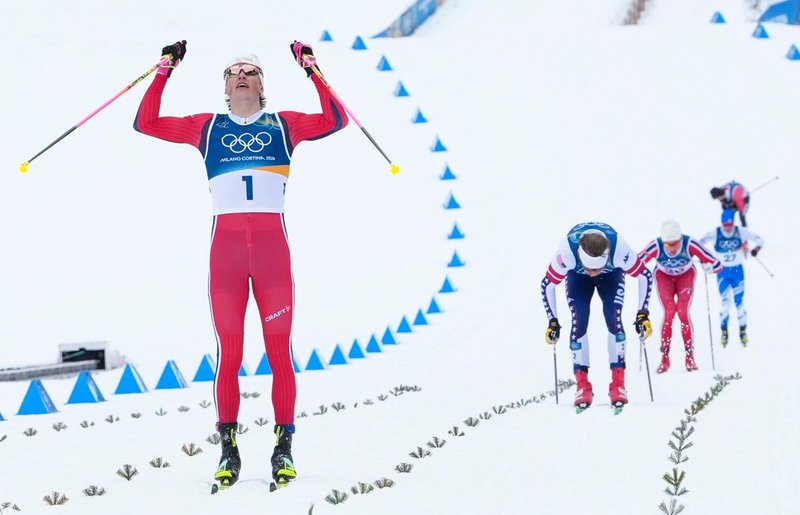 Norske Johannes Høsflot Klæbo på väg mot ännu ett OS-guld.