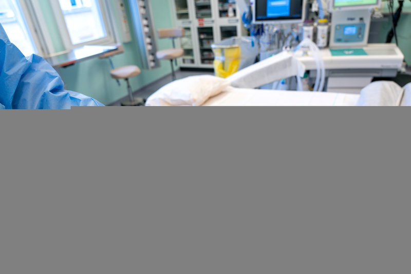 En plastikkirurg klandras för att ha opererat öronen på en patient utan samtycke.