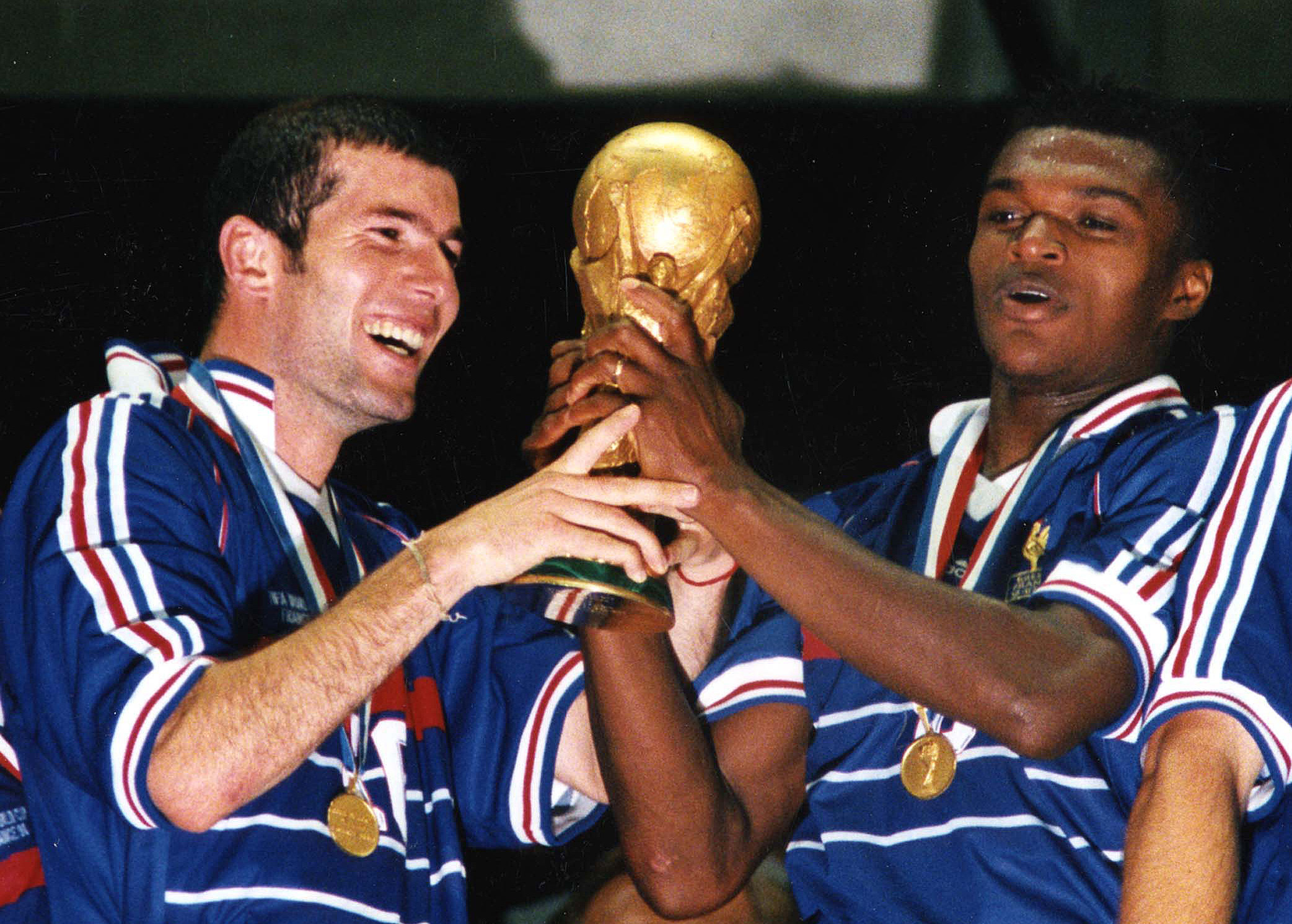 Här med VM-bucklan från 1998 tillsammans med Desailly. Finalen? Ja, den avgjorde han själv med två mål.