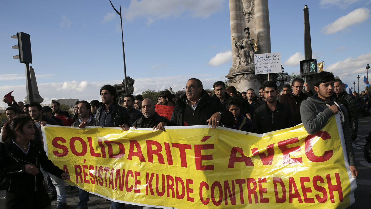 "Solidaritet med det kurdiska motståndet mot Daesh (IS)" står det på banderollerna när demonstranter tågar i Paris.