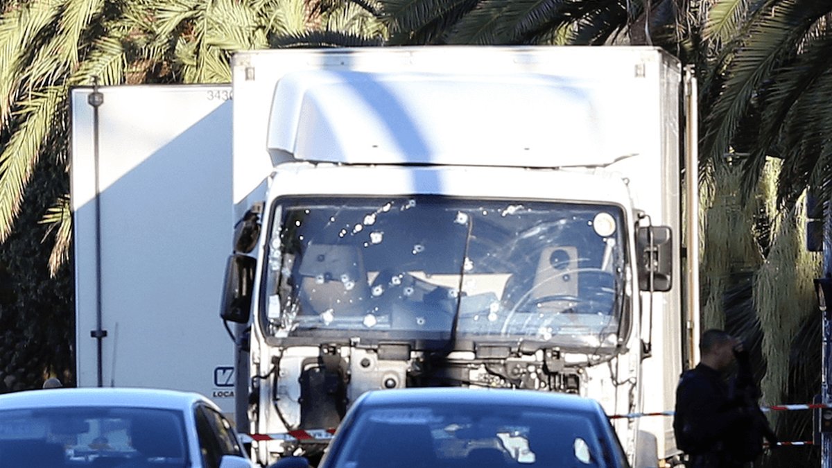 En person i lastbil körde rakt in i en stor folksamling på Frankrikes nationaldag. 