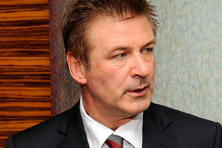 Alec Baldwin har minst sagt ett hett temperament och han skyr paparazzifotografer som pesten. För bara några veckor sedan slog han ned en fotograf utanför sitt hem. Alec Baldwin har minst sagt ett hett temperament och han skyr paparazzifotografer som pesten. För bara några veckor sedan slog han ned en fotograf utanför sitt hem.