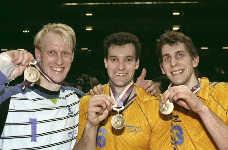 Mats Olsson, Per Carlén och Magnus Wislander i svenska handbollslandslaget poserar med sina guldmedaljer runt halsen efter att Sverige besegrat Sovjetunionen i VM-finalen i handboll 10:e mars 1990. Foto: Jan Collsiöö/TT Mats Olsson, Per Carlén och Magnus Wislander i svenska handbollslandslaget poserar med sina guldmedaljer runt halsen efter att Sverige besegrat Sovjetunionen i VM-finalen i handboll 10:e mars 1990. Foto: Jan Collsiöö/TT
