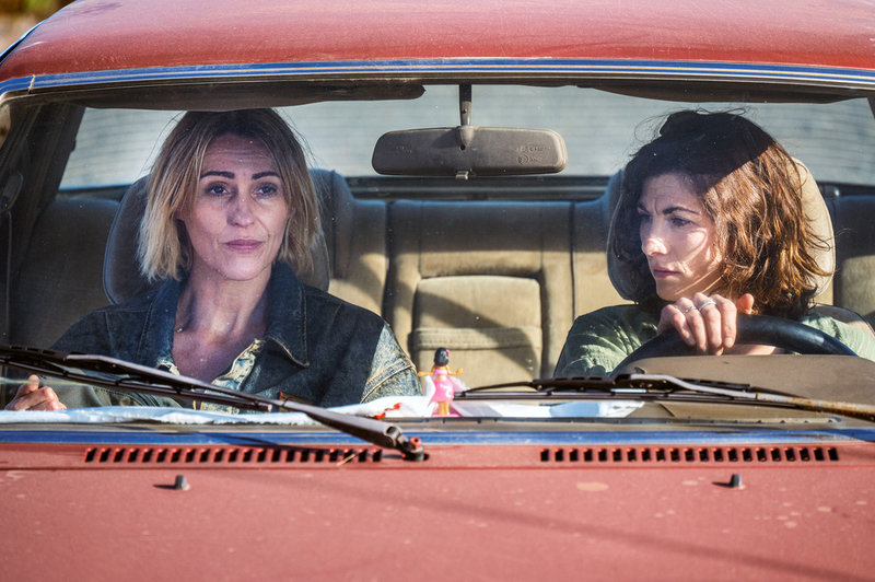 Suranne Jones och Jodie Whittaker spelar huvudrollerna i "Frauds". 