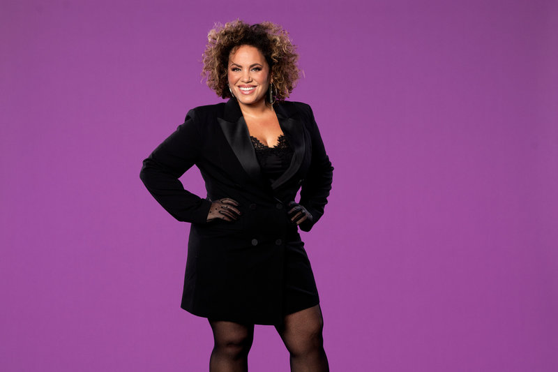 Laila Adèle sjunger självbiografiskt.