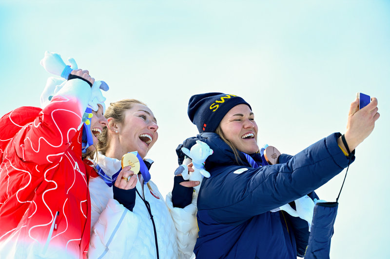 Anna Swenn-Larsson tar selfies med Mikaela Shiffrin och Camille Rast på prispallen.