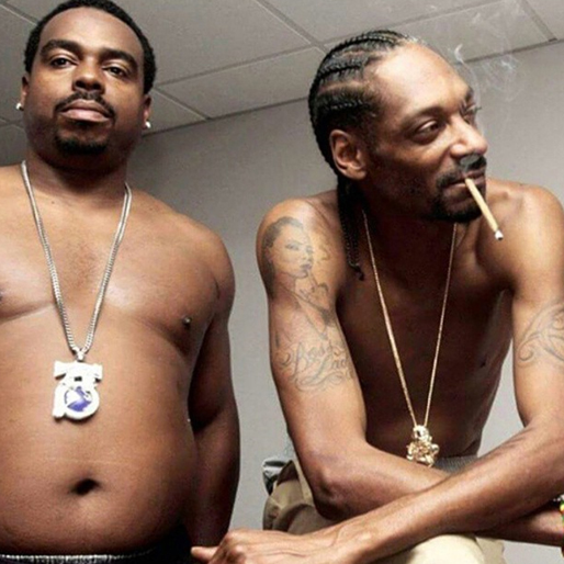 Snoop och hans kusin har det mysigt. Snoop och hans kusin har det mysigt.