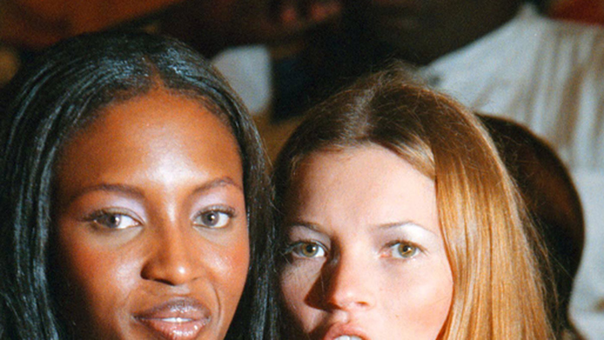 Kate Moss med sin vapendragare, supermodellen Naomi Campbell. Här på en gala för Nelson Mandela 1998.