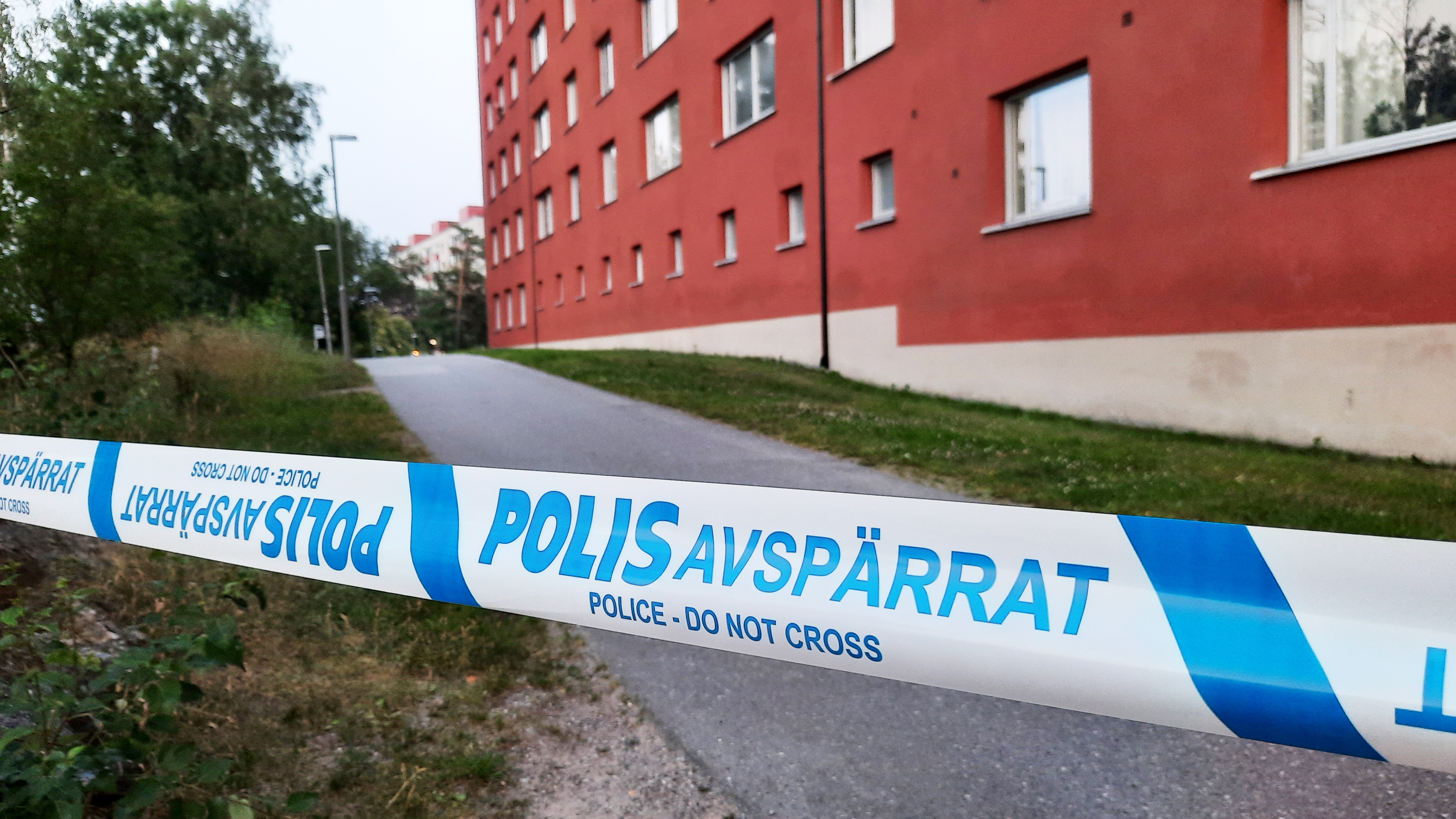 Poliser på plats i Flemingsberg där man fick in larm om skottlossning på lördagkvällen. Enligt uppgifter är två personer skadade och förts till sjukhus.