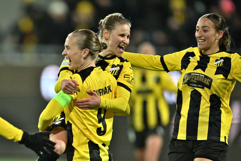 Katariina Kosola gratuleras av Filippa Curmark och Rosa Kafaji efter sitt 2–1-mål.