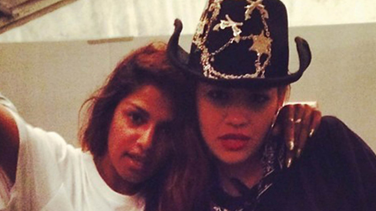 Rita Ora och M.I.A poserar backstage på Glastonbury.