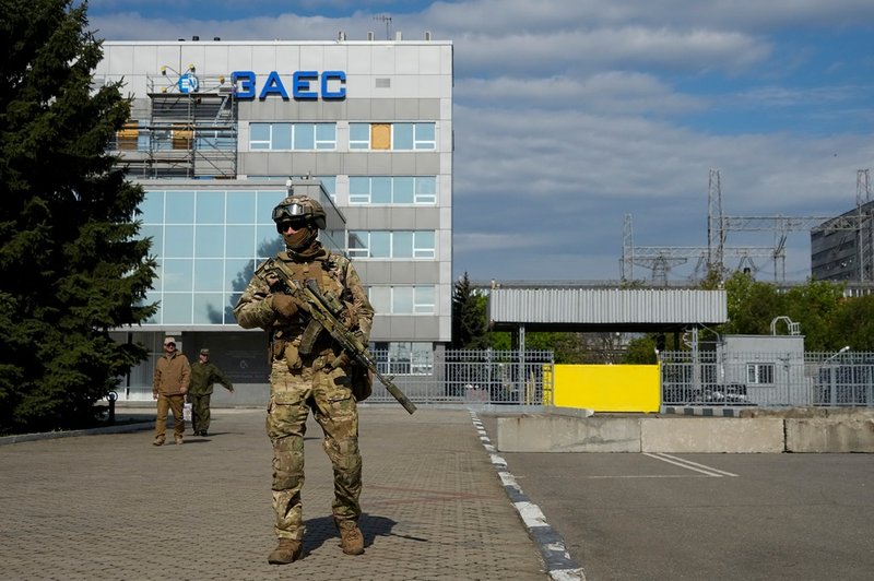 Rysk vakt i Zaporizjzja kärnkraftverk. Bild tagen den 1 maj under en resa som organiserades av Rysslands försvarsdepartement.