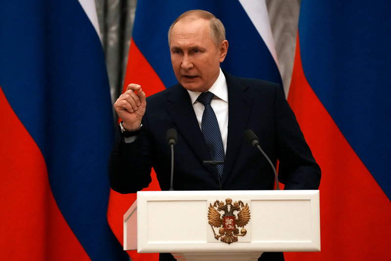 President Vladimir Putin på presskonferensen efter mötet med franske presidenten Emmanuel Macron.