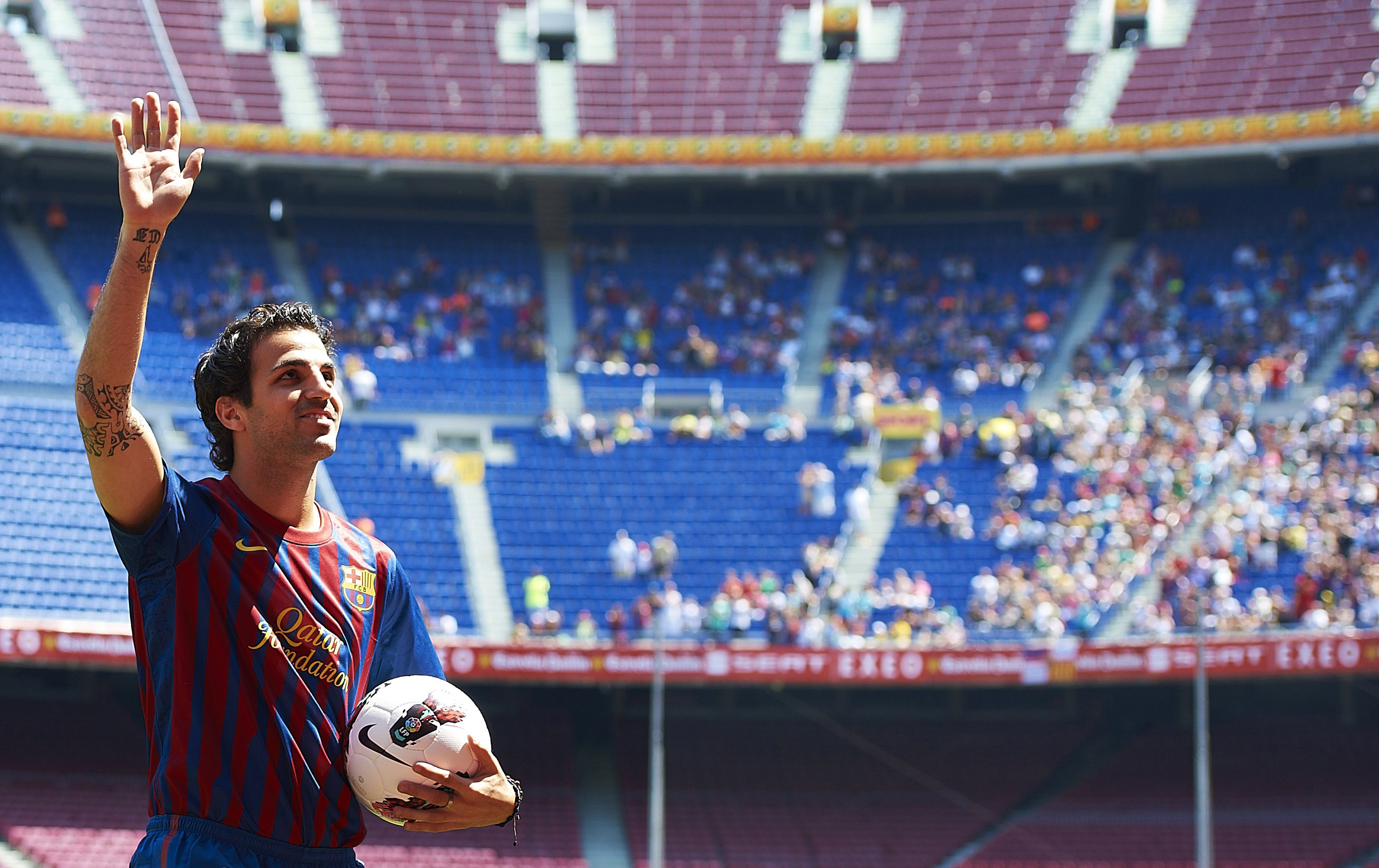 Efter flera år av rykten, viskningar, ordkrig och förkastade bud är Cesc Fabregas nu klar för Barcelona. På måndagen presenterades han på Camp Nou inför tusentals fans, som hade kommit för att se "den förlorade" sonen återvända hem. Efter flera år av rykten, viskningar, ordkrig och förkastade bud är Cesc Fabregas nu klar för Barcelona. På måndagen presenterades han på Camp Nou inför tusentals fans, som hade kommit för att se "den förlorade" sonen återvända hem.