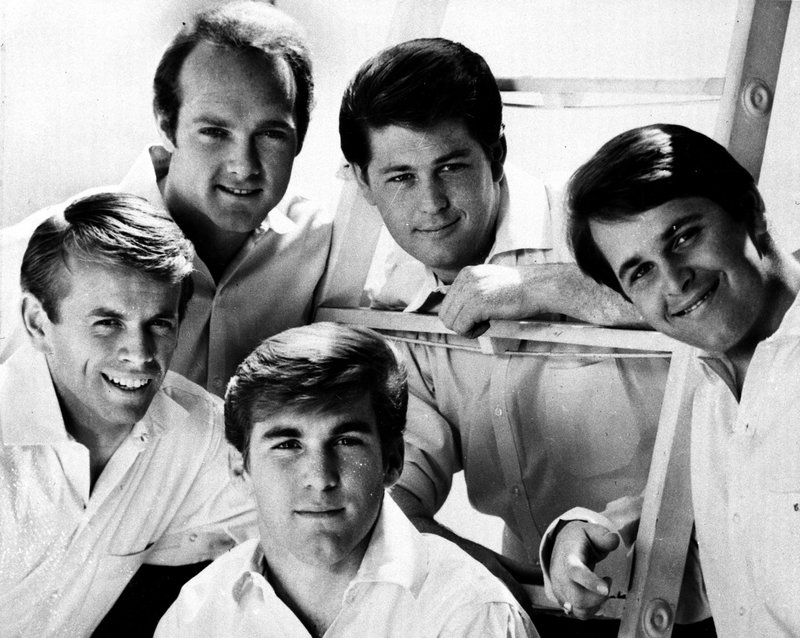 Beach Boys år 1966. Näst längst ut till höger, med huvudet i stegen: Brian Wilson. Arkivbild.