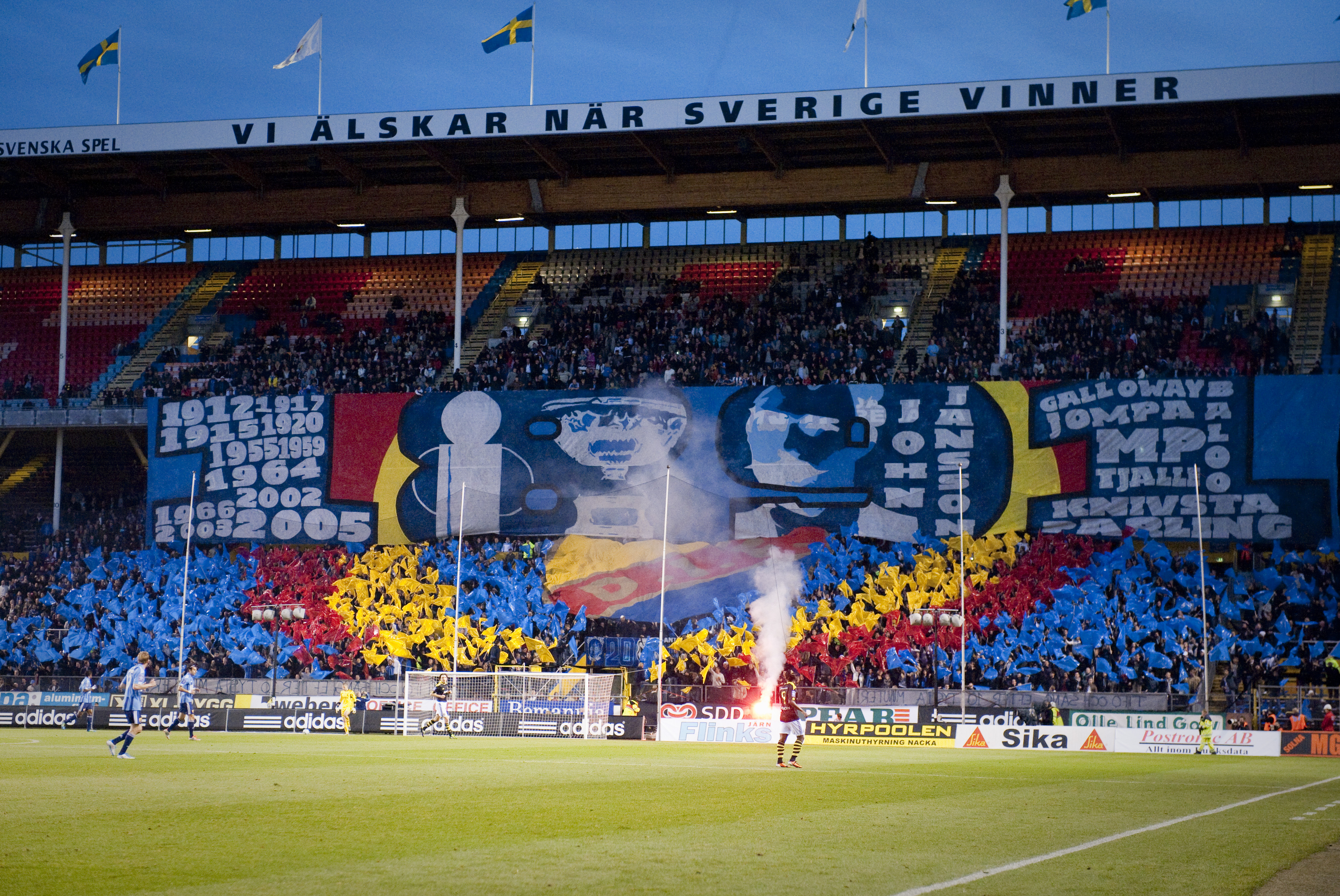 Det man kommer ihåg från höstderbyt 2011 är kanske främst de första tio minuterna, där hela arenan tillsammans körde en protest mot SvFF och var knäpptysta. Efter tio minuter brakade det dock loss totalt. Det man kommer ihåg från höstderbyt 2011 är kanske främst de första tio minuterna, där hela arenan tillsammans körde en protest mot SvFF och var knäpptysta. Efter tio minuter brakade det dock loss totalt.