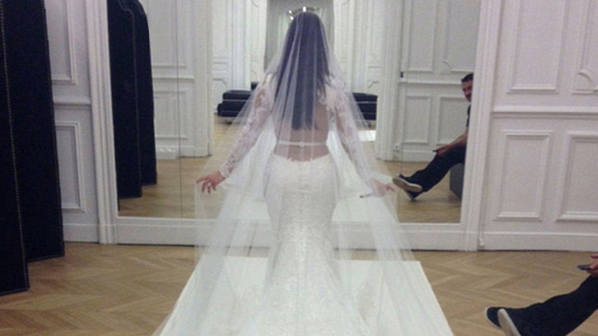 Kims vackra klänning med långt släp hade vissa likheter med Kate Middletons klänning.