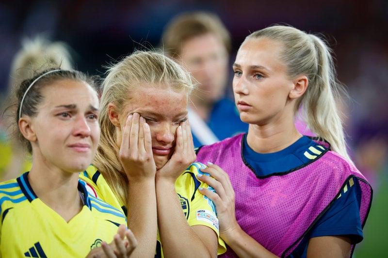 Smilla Holmberg och lagkamraten i både landslag och klubblag, Ellen Wangerheim, efter Sveriges förlust mot England i EM-kvartsfinalen.