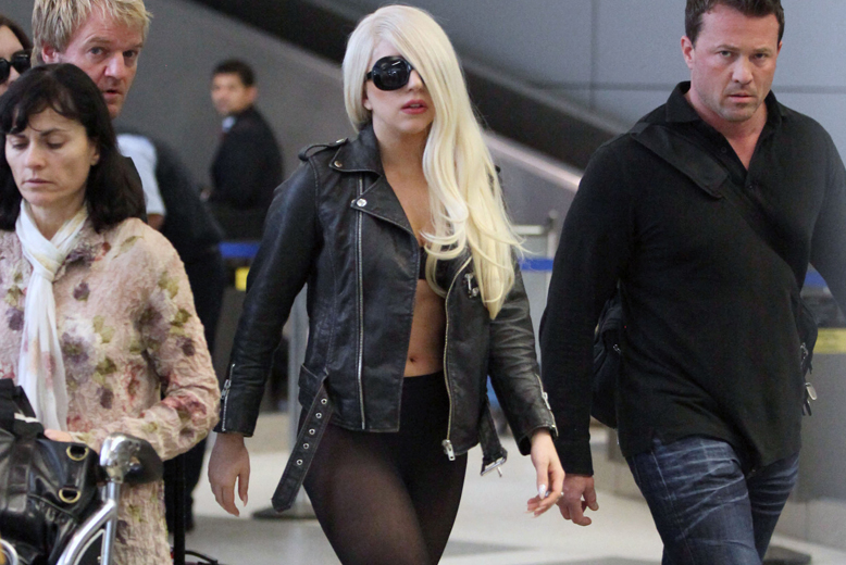 Lady Gaga rockar stringtrosor, strumpbyxor och skinnjacka.