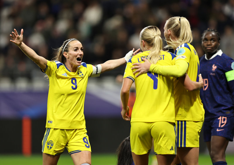 Sveriges Kosovare Asllani jublar efter Stina Blackstenius kvittering till 1–1.