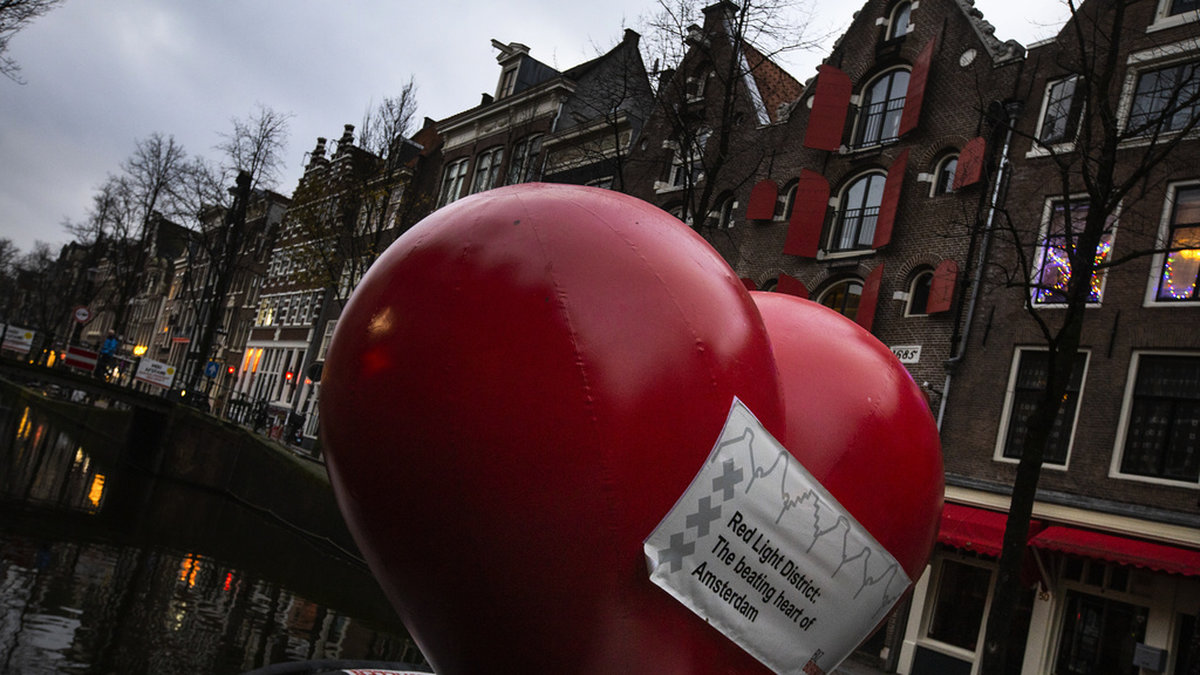 En hjärtformad ballong flyter i en kanal i Amsterdams red light district 2020.