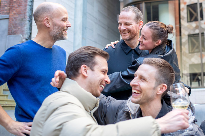 Eskil Vogt tillsammans med bland annat regissören Joachim Trier och skådespelarna Renate Reinsve och Anders Lie Danielsen när 'Världens värsta människa' Oscarsnominerades tidigare i år. Arkivbild.