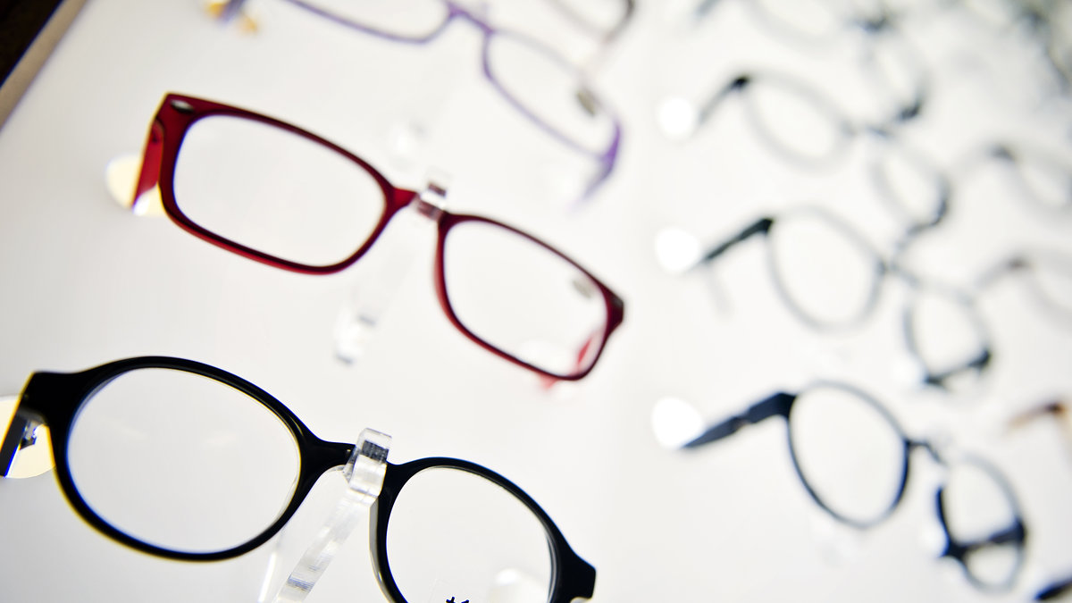 Från och med mars blir landsting skyldiga att betala bidrag för glasögon och linser.