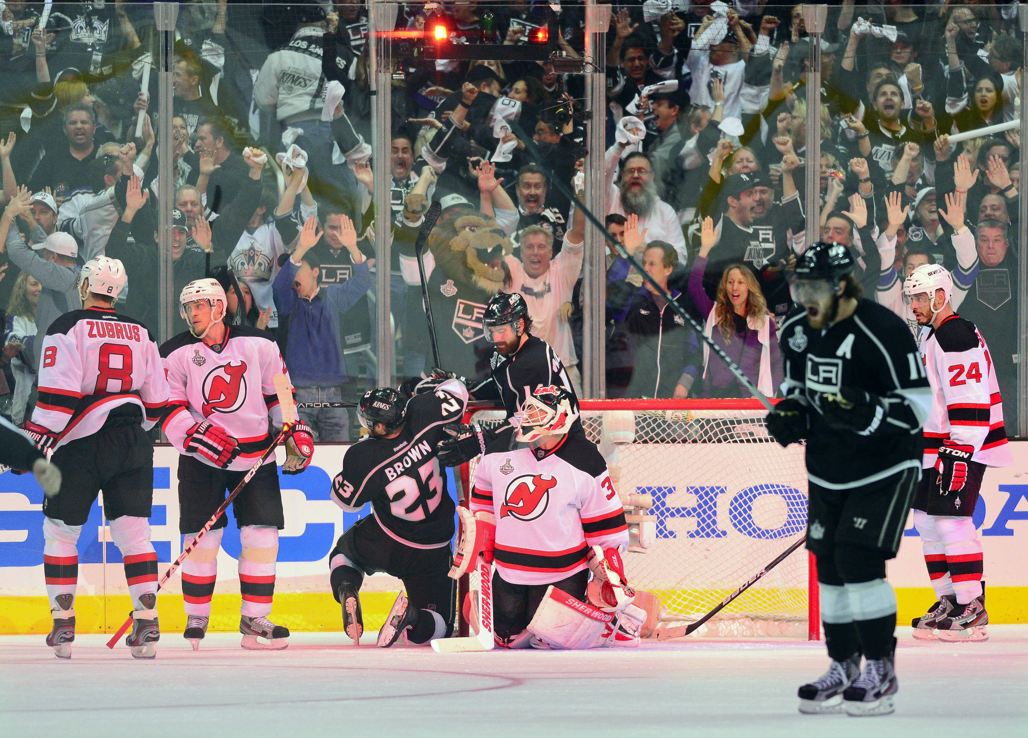 Kvitteringen inför den galna hemmapubliken kom dock redan en minut senare - av backen Drew Doughty. Kvitteringen inför den galna hemmapubliken kom dock redan en minut senare - av backen Drew Doughty.