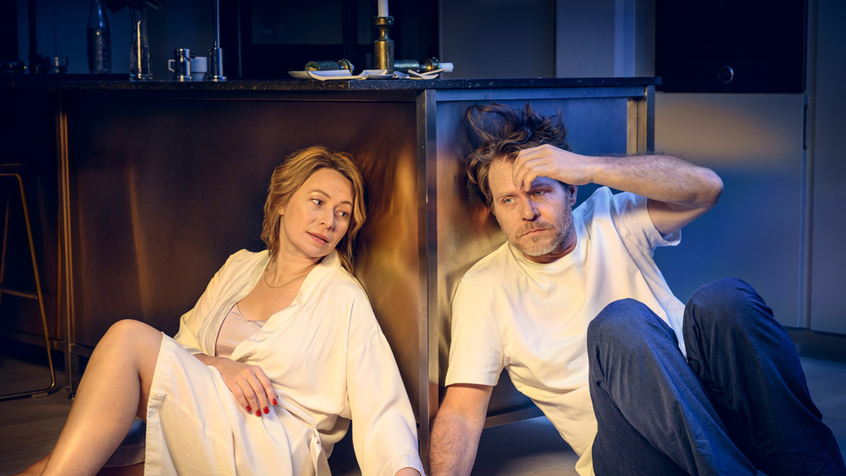 Frida Hallgren och Henrik Norlén spelar ett krisande medelålders par som möts en natt i köket. Pressbild.