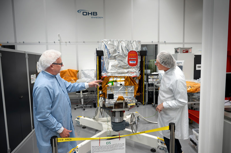 OHB Swedens vd Fredrik Sjöberg och Joakim Kugelberg framför satelliten EIS som görs för ESA.