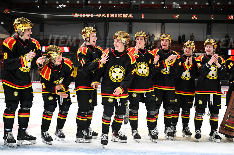 Brynässpelarna med sina guldhjälmar.