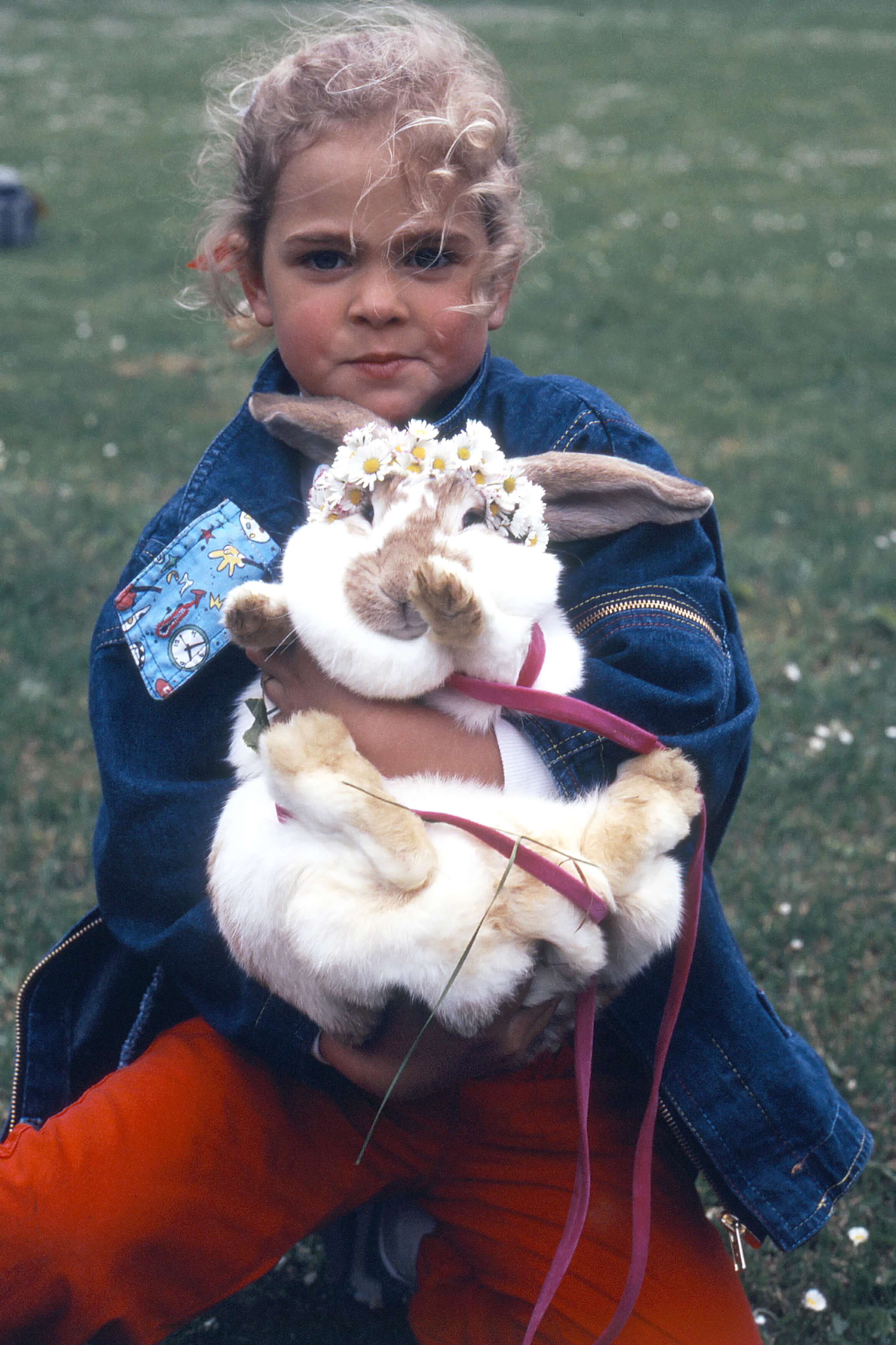 Prinsessan Madeleine med en kanin – som bär en blomkrans.
