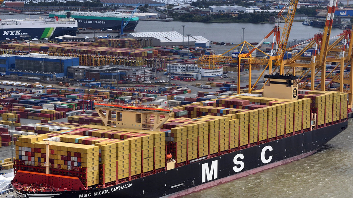 Ett fartyg tillhörandes rederiet MSC för ankar i Tyskland. MSC är ett av flera rederier som stoppar fartygstrafik i Röda havet. Arkivbild.
