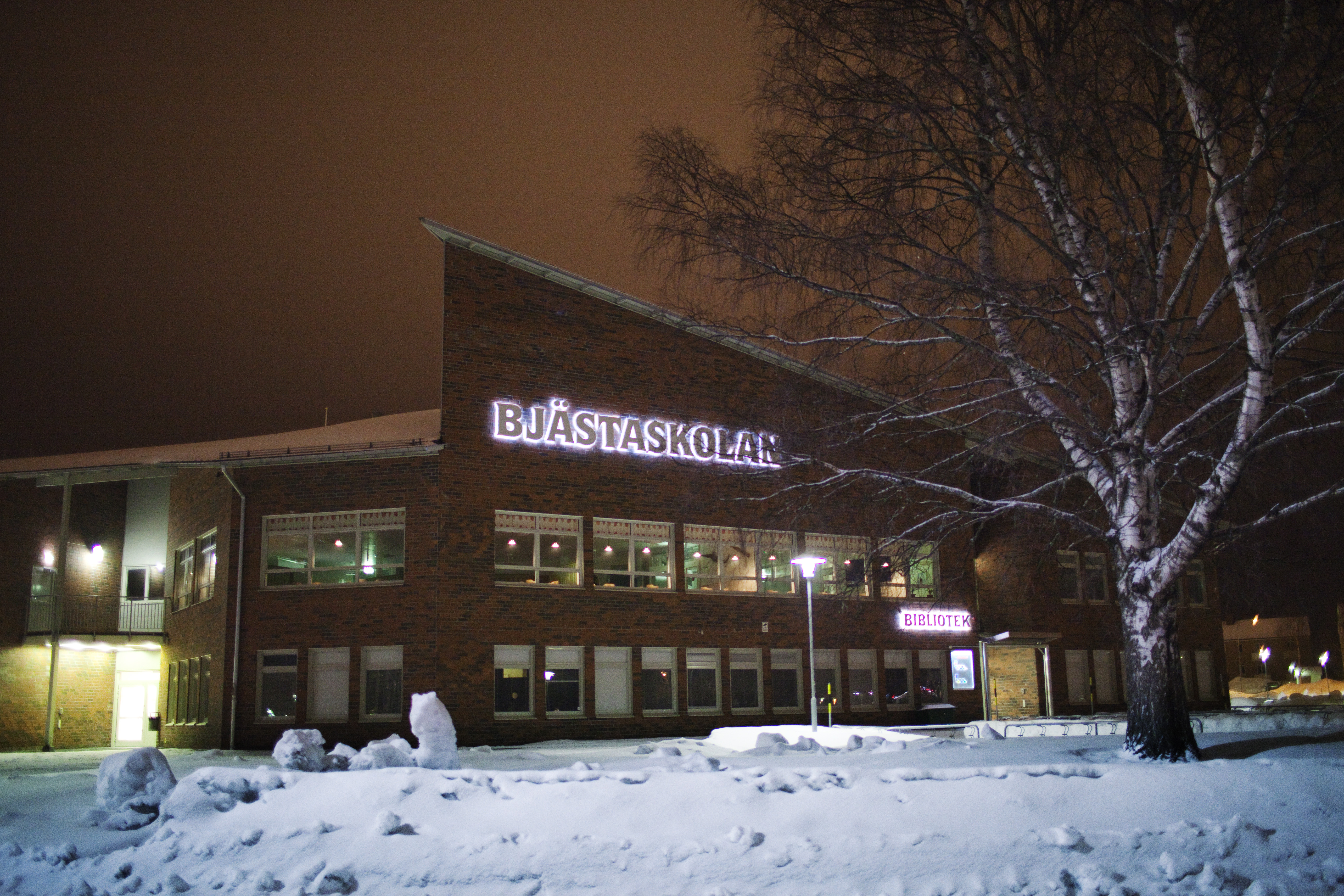 2. "Linnea", 14.
Nästan en hel ort utanför Örnsköldsvik valde att ta parti för den populäre killen efter en våldtäkt på en
högstadieskola i Bjästa. Den 14-åriga flickan som utsattes för våldtäkten stod dock på sig. Linnea anmälde och levde
sedan dag eft 2. "Linnea", 14.
Nästan en hel ort utanför Örnsköldsvik valde att ta parti för den populäre killen efter en våldtäkt på en
högstadieskola i Bjästa. Den 14-åriga flickan som utsattes för våldtäkten stod dock på sig. Linnea anmälde och levde
sedan dag eft