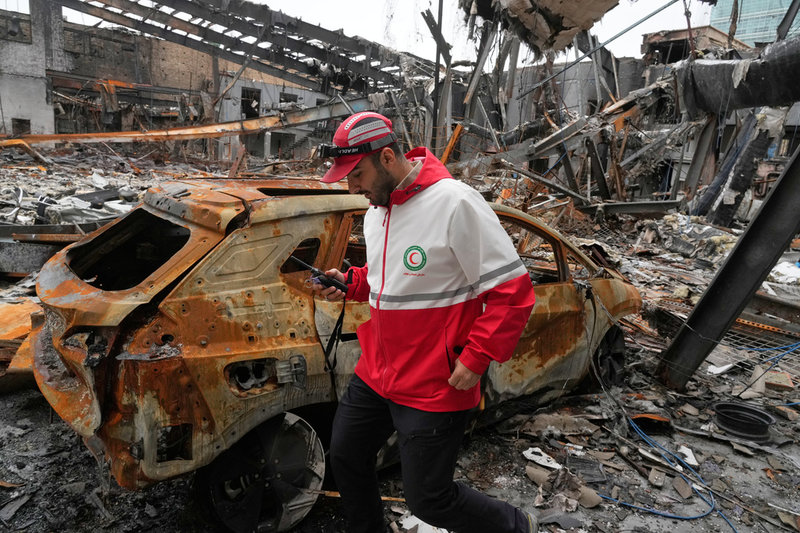 En iransk Röda Halvmånen-arbetare bland bråte i Teheran efter en tidigare amerikansk-israelisk attack i Teheran. Bild tagen på lördagen.